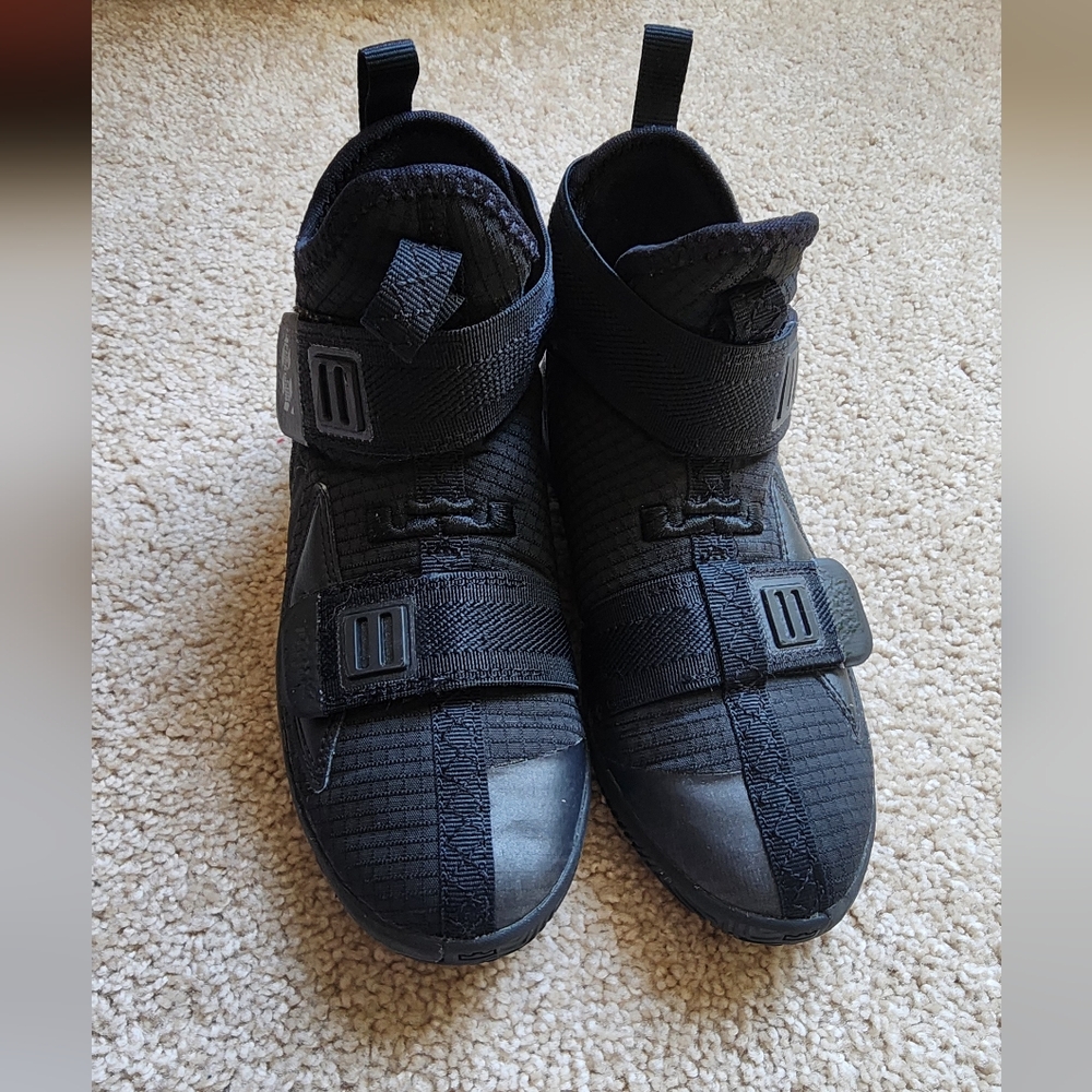 Lebrón basketball shoes